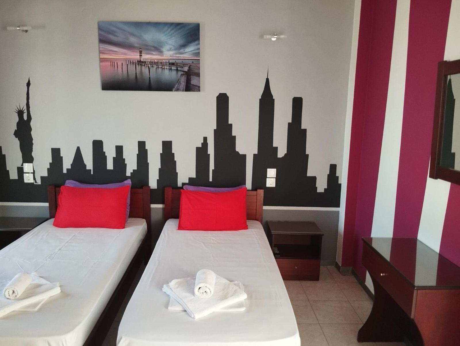 Hotel Neon Astron كامينا فورلا المظهر الخارجي الصورة