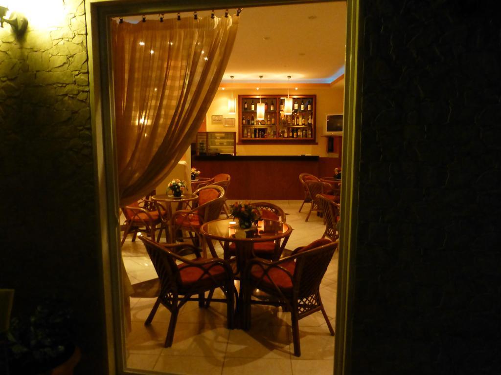 Hotel Neon Astron كامينا فورلا المظهر الخارجي الصورة